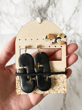 Load image into Gallery viewer, Rounded Floral Travel Earring Holder